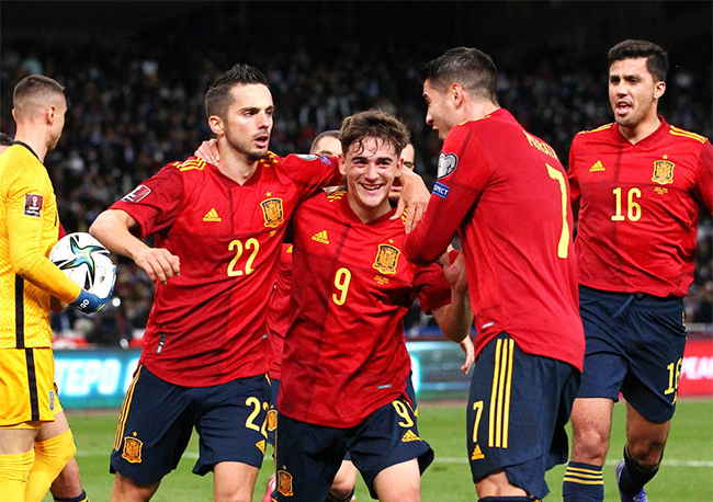 Spagna 1-0 Grecia sale in vetta